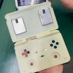 Il guscio di un palmare da gioco a conchiglia di MagicX assomiglia molto al Retroid Pocket Flip 2. (Fonte: MagicX)