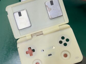 Il guscio di un palmare da gioco a conchiglia di MagicX assomiglia molto al Retroid Pocket Flip 2. (Fonte: MagicX)