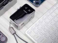 L'adattatore da viaggio intelligente Tessan Aero 70 è dotato di una cinghia da mano che si trasforma in un cavo USB-c.