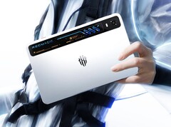 Il tablet da gioco RedMagic 5 Pro mette in mostra il proprio sistema di raffreddamento a liquido dotato di LED RGB.