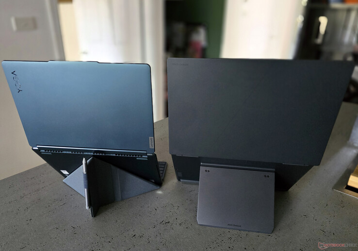 Lo Zenbook DUO include un cavalletto incorporato. (Immagine: Notebookcheck)