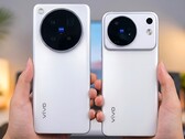 Le immagini attualmente in circolazione evidenziano le differenze di design tra i modelli Vivo X500 Pro (a sinistra) e il Vivo X500.