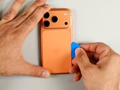 Si dice che l’iPhone Ultra di Apple sia dotato di due batterie.