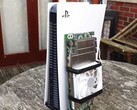 Una console PlayStation 5 posizionata accanto a una scheda AMD BC250 personalizzata, montata con un dissipatore e una ventola di raffreddamento. (Fonte: Budget-Builds Official via YouTube)
