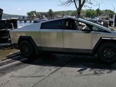 Il Tesla Cybertruck soffre di gravi problemi di autonomia quando traina oggetti pesanti. (Fonte: Flying Wheels via YouTube)