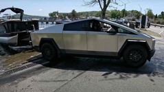 Il Tesla Cybertruck soffre di gravi problemi di autonomia quando traina oggetti pesanti. (Fonte: Flying Wheels via YouTube)