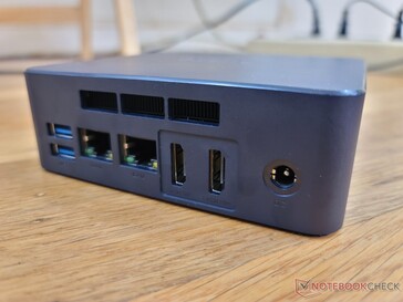 Posteriore: 2x USB-A 3.0, 2x Gigabit RJ-45, 2x HDMI 2.0, adattatore AC