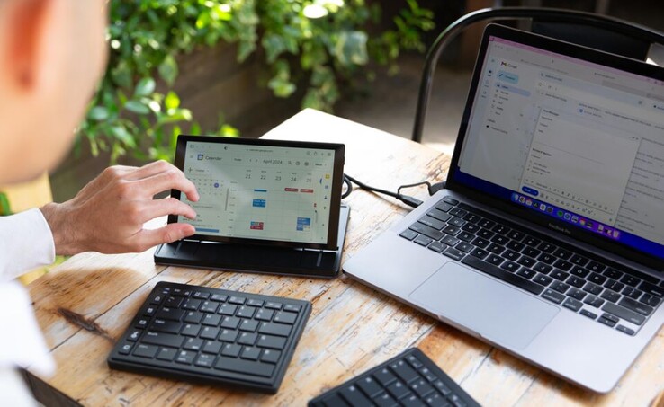 Tutte e tre le parti della tastiera monitor Tetra possono essere posizionate in qualsiasi punto della scrivania per un uso confortevole. (Fonte immagine: Tetra Keyboard su Kibidango)