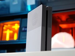 Design della copertina di BoxPlates con finitura argento e nera (Fonte: Devyn Johnston/YouTube)