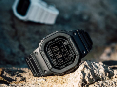 Il Casio G-Shock GW-5000HS-1ER nero (fronte) e il GW-5000HS-7ER bianco. (Fonte: Casio)