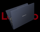 Il Lenovo Chromebook Plus i, raffigurato su uno sfondo nero con il logo Lenovo alle spalle. (Fonte immagine: Lenovo - modificato)