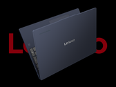 Il Lenovo Chromebook Plus i, raffigurato su uno sfondo nero con il logo Lenovo alle spalle. (Fonte immagine: Lenovo - modificato)