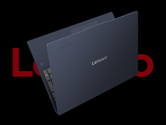 Il Lenovo Chromebook Plus i, raffigurato su uno sfondo nero con il logo Lenovo alle spalle. (Fonte immagine: Lenovo - modificato)