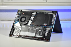 Il Lenovo ThinkBook 14 Gen 8 IAL, con la cover posteriore rimossa (fonte: Benjamin Herzig/Notebookcheck)