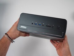 Il mini PC MSI Pro Max Edge AI offre numerose porte sul pannello frontale.