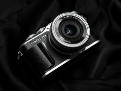OM System presenterà a breve una nuova fotocamera della serie Pen.