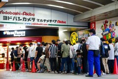 Per molti fan giapponesi, la prospettiva di acquistare carte collezionabili Pokémon disponibili sembra più importante delle restrizioni COVID (Immagine: kaztsu)