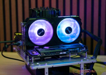 Il KFA2 GeForce RTX 4060 Ti EX durante le nostre misurazioni di rumore