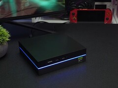Mini PC da gioco Yohris con porte frontali e striscia luminosa a LED (Fonte immagine: ETA PRIME/YouTube)