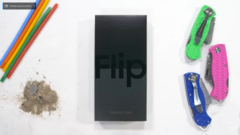 Lo Z Flip4. (Fonte: JerryRigEverything via YouTube)