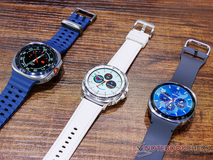 Il 2025 Galaxy Ultra accanto al Watch 8 Classic e al Watch 8 (Fonte: Notebookcheck)